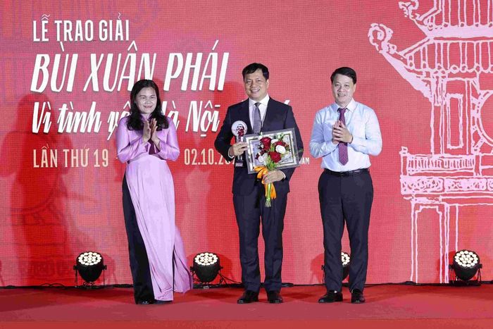 Ban Tổ chức trao Giải Việc làm tặng Trung tâm Hoạt động Văn hóa Khoa học Văn Miếu - Quốc Tử Giám.
