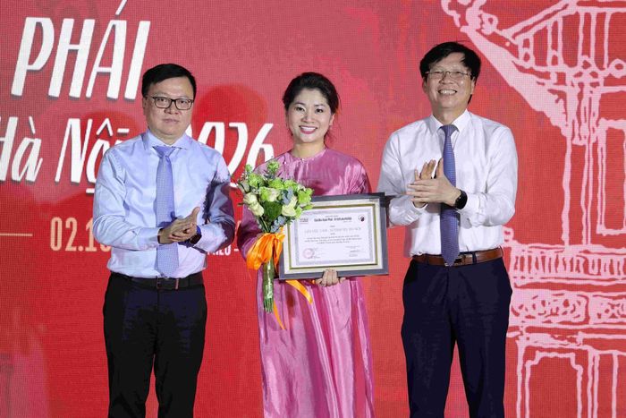 Tổng Biên tập Báo Nhân Dân Lê Quốc Minh và Phó Chủ tịch Hội Truyền thông số Việt Nam Hồ Quang Lợi trao Giải Việc làm cho đại diện Ban tổ chức Lễ hội Văn hóa Thế giới tại Hà Nội lần thứ nhất năm 2025