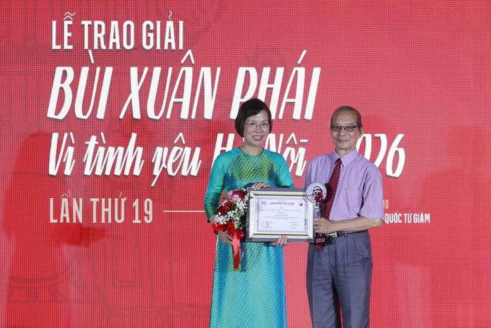 Tổng Giám đốc Thông tấn xã Việt Nam Vũ Việt Trang trao Giải thưởng Lớn tặng nhà thơ Bằng Việt.