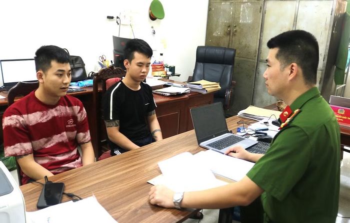 Cán bộ Phòng Cảnh sát hình sự lấy lời khai của Nguyễn Văn Tân (áo đỏ trắng) và Nguyễn Đình Trường.