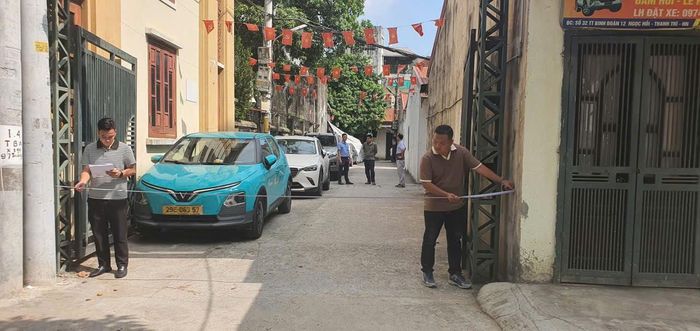 Cán bộ Ban Dự án đo đạc công tác GPMB tại thực địa.