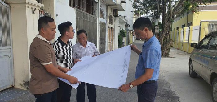 Trưởng thôn Ngọc Hồi Nguyễn Văn Nam và Cán bộ ban Dự án xem bản đồ đối chiếu công tác GPMB.