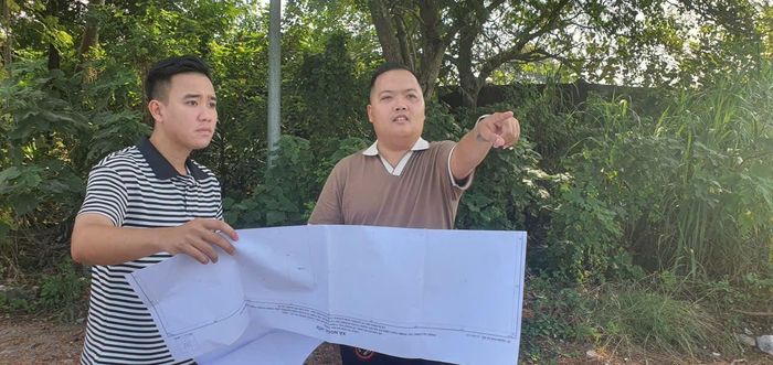 Trưởng thôn Ngọc Hồi Nguyễn Văn Nam và Cán bộ ban Dự án xem bản đồ đối chiếu công tác GPMB.