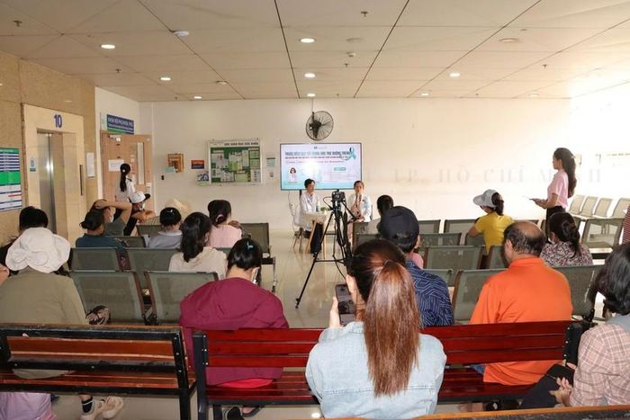 Các bệnh nhân tham gia Câu Lạc bộ Bệnh viện Ung Bướu Thành phố Hồ Chí Minh.