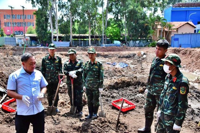 Thiếu tướng Nguyễn Thành Trung, Chính ủy Bộ Tư lệnh Thành phố Hồ Chí Minh trực tiếp có mặt tại hiện trường tìm kiếm, quy tập hài cốt liệt sĩ.