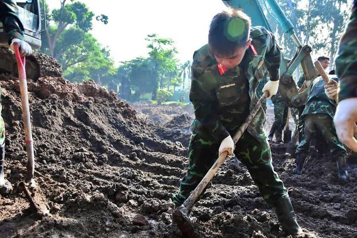Cán bộ chiến sĩ cẩn trọng đào bới, tìm hài cốt liệt sĩ tại công viên Lê Thị Riêng.