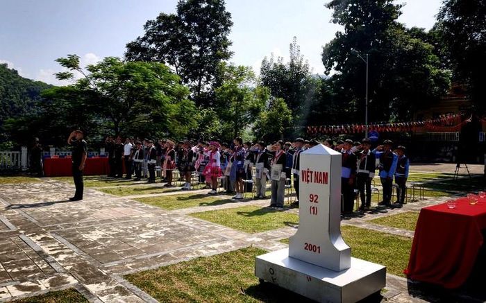 Chào cờ Tổ quốc ngay bên mô hình cột mốc 92, ở thôn Lũng Pô, xã A Mú Sung (Lào Cai). Ảnh: Minh Quân
