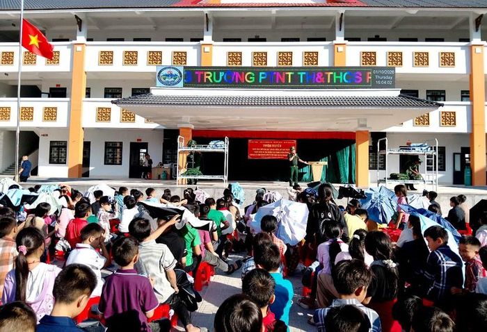 Cán bộ Đồn Biên phòng Tả Gia Khâu tập huấn kỹ năng sống trong môi trường tập trung cho học sinh Trường phổ thông nội trú Tiểu học và Trung học cơ sở Pha Long. Ảnh: Duy Cường