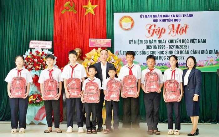Nhiều học động như trao học bổng, trao quà cũng được các cấp hội khuyến học tổ chức nhân kỷ niệm 30 năm Ngày thành lập Hội Khuyến học Việt Nam và Ngày Khuyến học Việt Nam (2/10).