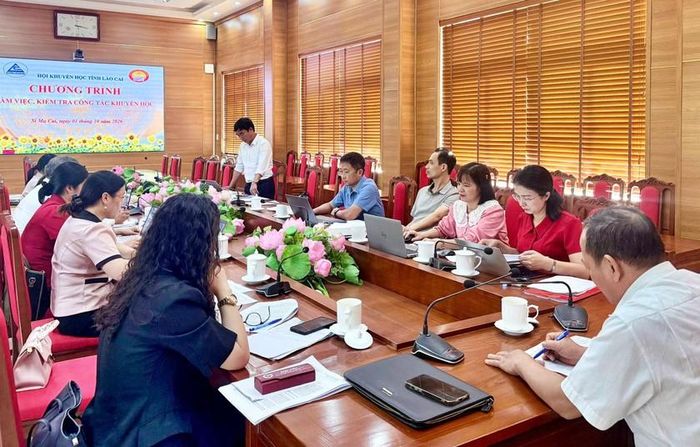 Đoàn công tác của Hội Khuyến học tỉnh Lào Cai làm việc tại xã Si Ma Cai..