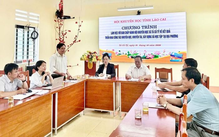 Đoàn công tác của Hội Khuyến học tỉnh Lào Cai làm việc tại xã Tả Củ Tỷ.