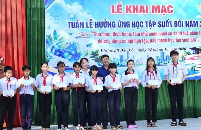 Hội Khuyến học Phường 3 Bảo Lộc tổ chức trao học bổng cho học sinh tại lễ khai mạc tuần lễ hưởng ứng học tập suốt đời năm 2026.