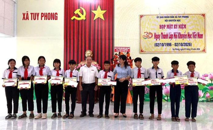 Hội Khuyến học xã Tuy Phong trao học bổng cho học sinh nhân họp mặt kỉ niệm ngày thành lập Hội Khuyến học Việt Nam.