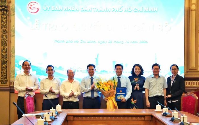 Lãnh đạo UBND Thành phố Hồ Chí Minh và các đơn vị trao hoa chúc mừng PGS. TS. Lê Tuấn Anh.