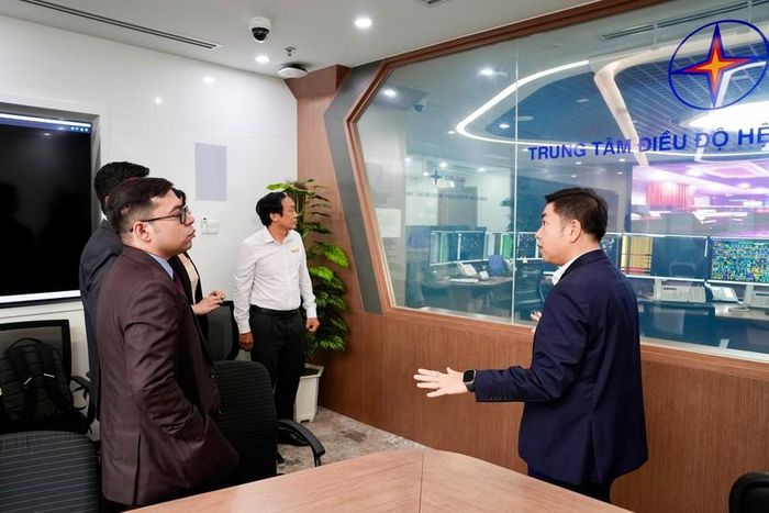 Ông Luân Quốc Hưng - Phó Tổng Giám đốc Tổng công ty Điện lực Thành phố Hồ Chí Minh giới thiệu các công nghệ được áp dụng tại Trung tâm Điều độ Hệ thống điện Thành phố Hồ Chí Minh với đoàn công tác của GEAPP.