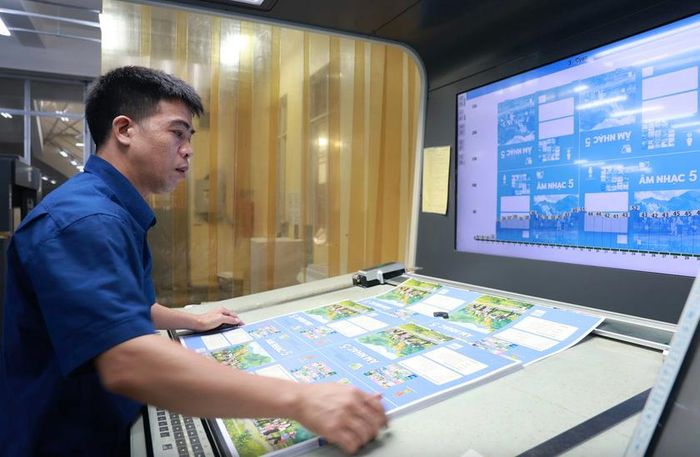 Công đoạn in sách giáo khoa. Ảnh: NXBGDVN