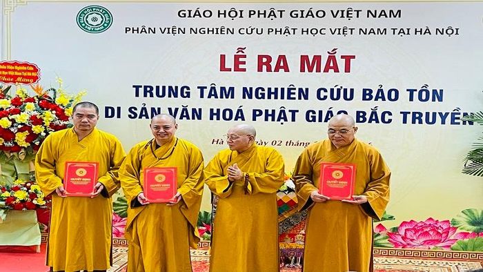 HT.TS. Thích Gia Quang trao Quyết định bổ nhiệm Ban lãnh đạo Trung tâm