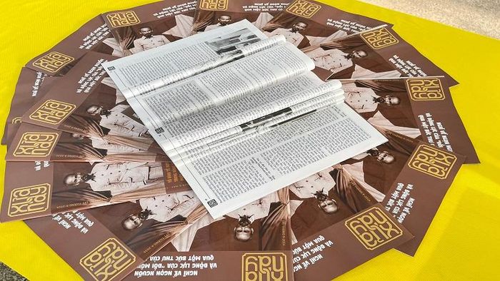 Bàn sách được trưng bày tại buổi lễ ra mắt Trung tâm