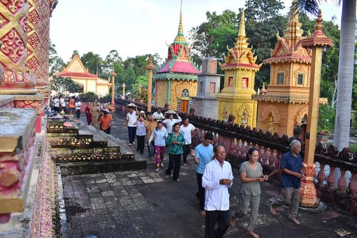 Trong cuộc sống hội nhập và phát triển năng động của vùng miền Tây sông nước, lễ Sen Đôn Ta lặng lẽ tỏa sáng như một khoảng lặng tâm linh ấm áp.