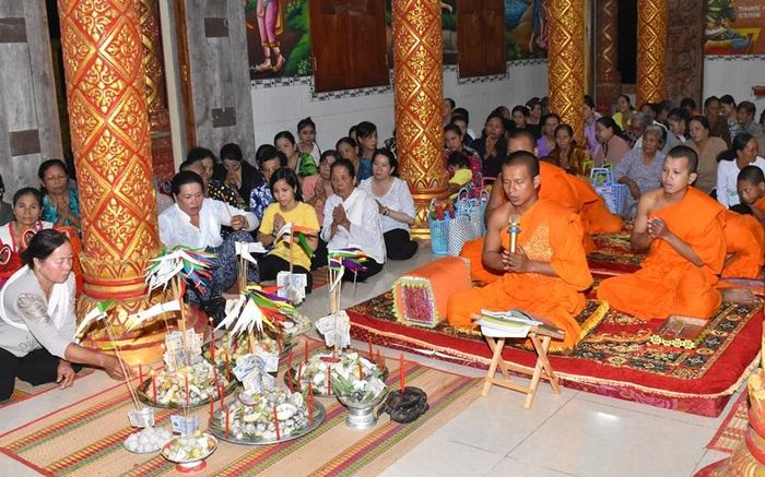 Trong không gian chính điện nguy nga, phật tử cùng nhau xếp hàng trang nghiêm, đặt mâm lễ vật trước các chư Tăng để thực hiện nghi thức tụng kinh cầu siêu và hồi hướng đến người thân đã khuất.