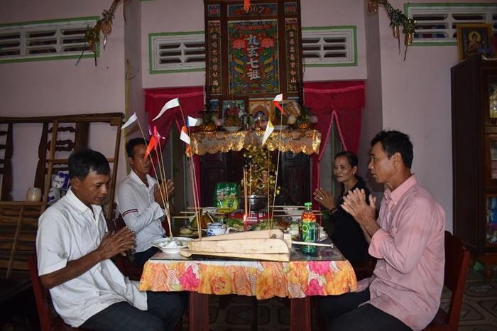 Gia đình anh Danh Út (ấp Đường Đào, xã Hồ Thị Kỷ) đang cùng nhau chuẩn bị mâm lễ dâng lên bàn thờ tổ tiên. Trên chiếc bàn gỗ đặt dưới tấm ảnh cửu huyền thất tổ, những đĩa cơm vắt (Bai Bênd), mâm trái cây đủ sắc màu cùng những lá cờ cá sấu ngũ sắc được sắp xếp chỉn chu.