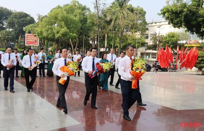Đoàn đại biểu tỉnh dâng hoa Tượng đài Chủ tịch Hồ Chí Minh.