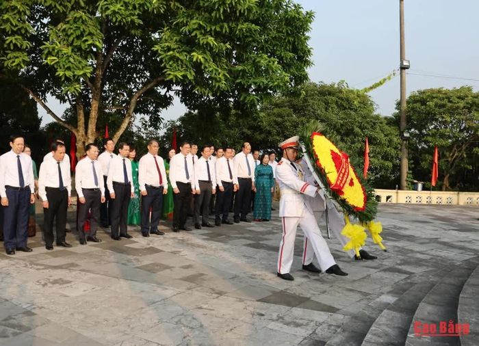 Đoàn đại biểu tỉnh dâng hoa Đài Liệt sĩ tỉnh.
