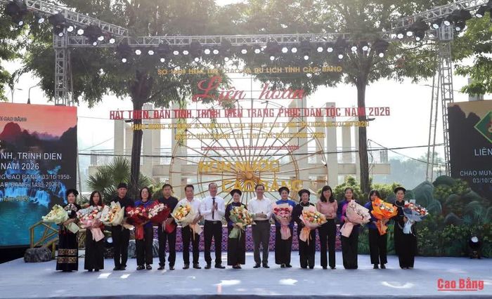 Ban Tổ chức tặng hoa các đoàn tham dự Liên hoan.
