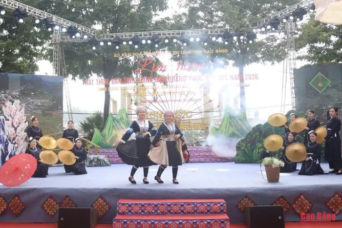 Đoàn xã Thông Nông trình diễn trang phục dân tộc tại Liên hoan.