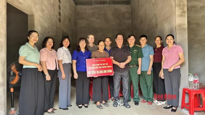 Lãnh đạo xã Hòa An trao kinh phí hỗ trợ xây dựng nhà cho gia đình ông Trương Lê Thụ, xóm Bản Sẩy.