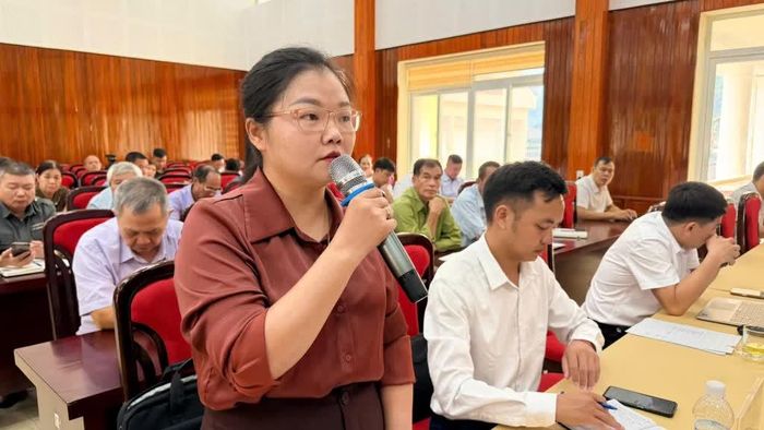 Cử tri xã Nguyên Bình phát biểu kiến nghị với đại biểu Quốc hội.