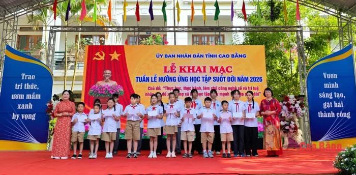 Hội Khuyến học tỉnh trao học bổng khuyến học, khuyến tài cho học sinh tại chương trình.
