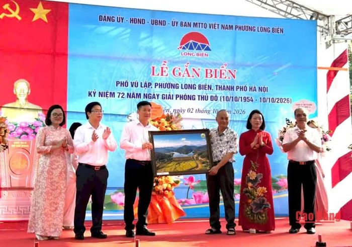 Lãnh đạo UBND phường Nùng Trí Cao tặng quà gia đình Thượng tướng Vũ Lập.