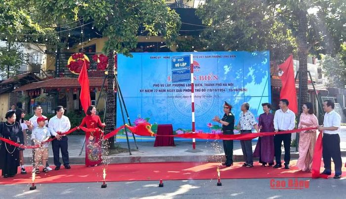 Đại diện phường Long Biên (Hà Nội), phường Nùng Trí Cao (Cao Bằng) và gia đình Thượng tướng Vũ Lập thực hiện nghi thức gắn biển tên phố Vũ Lập.