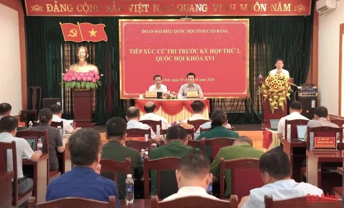Các đại biểu dự hội nghị tiếp xúc cử tri.