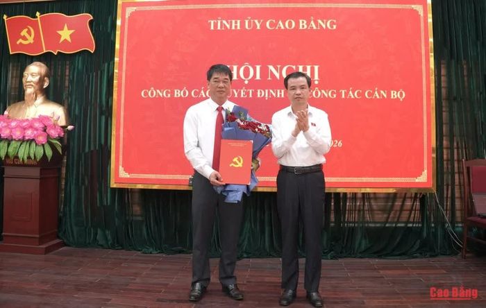 Phó Bí thư Thường trực Tỉnh ủy, Trưởng Đoàn đại biểu Quốc hội tỉnh Bế Thanh Tịnh trao quyết định và tặng hoa chúc mừng đồng chí Triệu Đình Dũng, Bí thư Đảng ủy xã Trà Lĩnh.