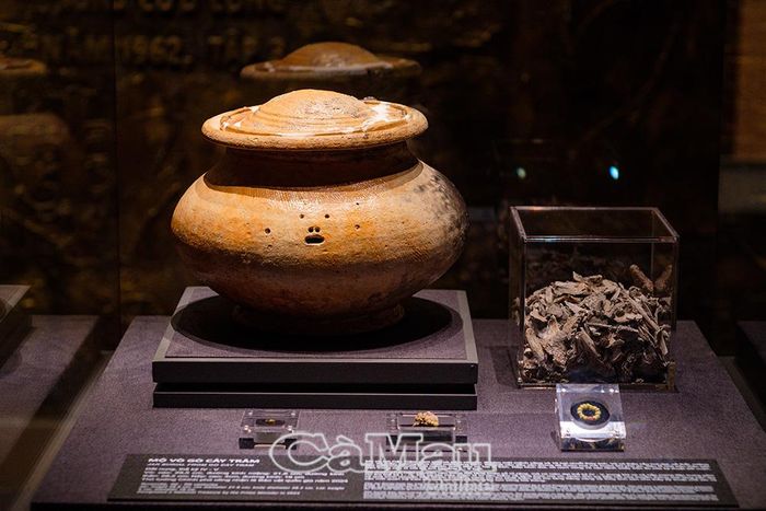 Từng chi tiết trên cổ vật cho thấy dấu ấn văn hoá và đời sống của cư dân Óc Eo cổ.