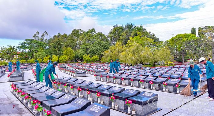 Các thành viên CLB Tri ân các anh hùng liệt sĩ xã Hoà Bình chăm sóc, quét dọn Nghĩa trang Liệt sĩ.