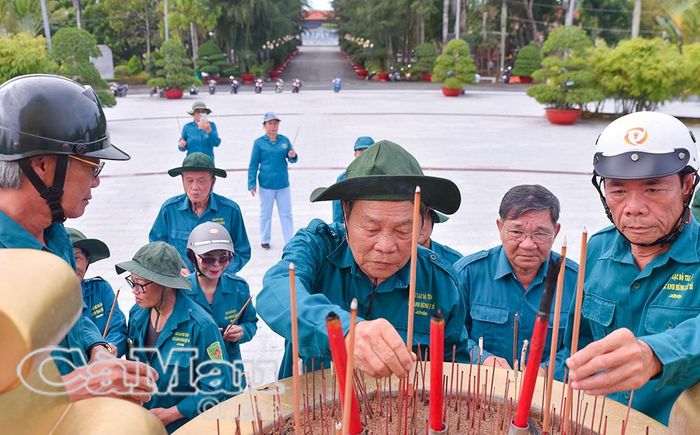 Các thành viên CLB Tri ân các anh hùng liệt sĩ  xã Hoà Bình thắp hương trước khi tiến hành vệ sinh khuôn viên Nghĩa trang Liệt sĩ.