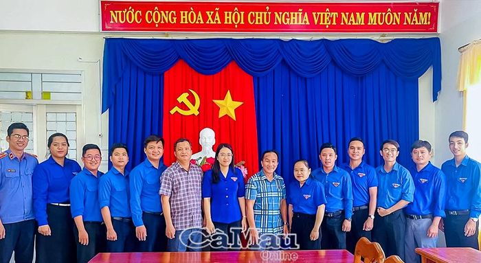 Ðồng chí Nguyễn Minh Phương, Phó Bí thư Thường trực Ðảng uỷ xã Phú Mỹ (thứ bảy từ phải sang); cùng đồng chí Nguyễn Trang Anh Thư, Phó Bí thư Tỉnh đoàn (thứ bảy từ trái sang), họp bàn việc phát huy nguồn lực trẻ từ cán bộ chuyên trách và không chuyên trách tại địa phương.