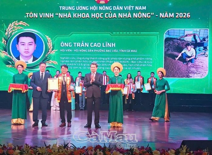 Anh Trần Cao Lĩnh vinh dự là một trong 42 nhà khoa học nông dân toàn quốc được tôn vinh tại Hà Nội sáng 2/10.