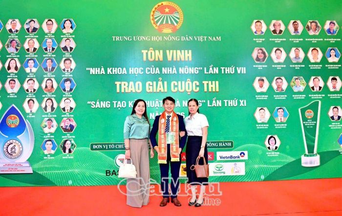 Bà Tiêu Việt Tiên, Phó Chủ tịch Hội Nông dân tỉnh (bìa trái) chụp ảnh lưu niệm cùng anh Trần Cao Lĩnh tại lễ tôn vinh.
