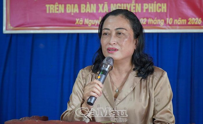Phó Chủ tịch Hội đồng Dân tộc của Quốc hội Trần Thị Hoa Ry chia sẻ, động viên các gia đình có bị sập nhà hoàn toàn do lốc xoáy tại Xã Nguyễn Phích sớm vượt qua khó khăn, ổn định cuộc sống.