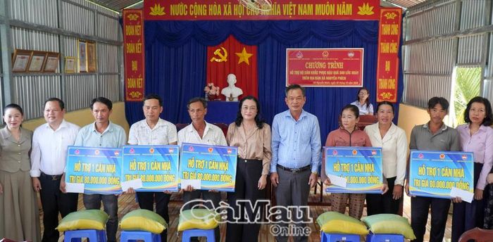 Phó Chủ tịch Hội đồng Dân tộc của Quốc hội Trần Thị Hoa Ry trao bảng tượng trưng hỗ trợ kinh phí xây dựng nhà cho các hộ dân bị sập nhà hoàn toàn do lốc xoáy tại Xã Nguyễn Phích.