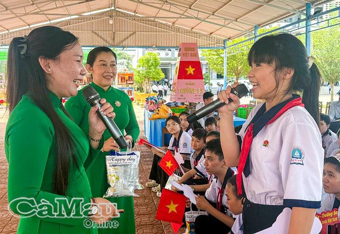 Các em học sinh hào hứng tham gia trả lời các câu hỏi trắc nghiệm và trò chơi tại hoạt động ngoại khoá. 