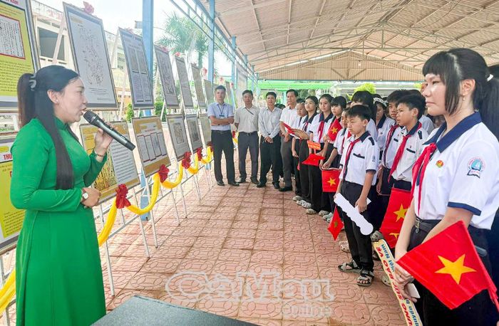 Chị Huỳnh Thu Thảo, hướng dẫn viên Bảo tàng tỉnh giới thiệu hình ảnh, tư liệu, bằng chứng lịch sử, cơ sở pháp lý khẳng định chủ quyền của Việt Nam đối với hai quần đảo Hoàng Sa và Trường Sa trên Biển Đông cho các em học sinh. 