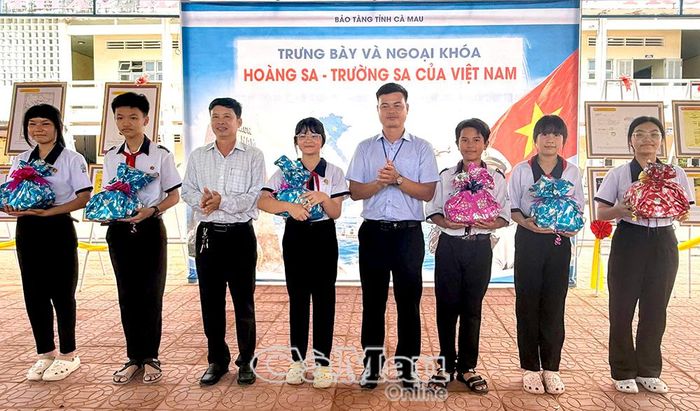 Ban Tổ chức tặng quà khuyến khích cho các em học sinh trả lời đúng câu hỏi. 
