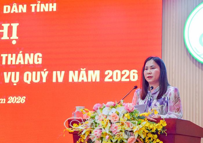 Đồng chí Lê Thị Ngọc Linh, Chủ tịch Hội Liên hiệp Phụ nữ tỉnh, thông tin kết quả vận động các lực lượng tham gia xây dựng giao thông nông thôn theo Nghị quyết của Tỉnh uỷ.
