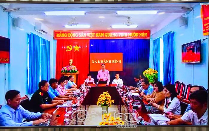 Đồng chí Nguyễn Quốc Tiến, Bí thư Đảng uỷ, Chủ tịch HĐND xã Khánh Bình thông tin hoạt động hỗ trợ người dân khắc phục hậu quả thiên tai (ảnh chụp màn hình)