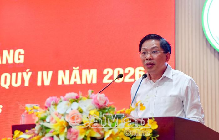 Đồng chí Đặng Văn Dũng, Phó Bí thư Thường trực Tỉnh uỷ, trình bày tờ trình của Ban Thường vụ Tỉnh uỷ về các nội dung sơ kết 9 tháng và gợi ý thảo luận.